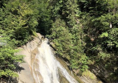 Starzlachklamm bei Sonthofen: Wasserfall neben der Klammhütte.