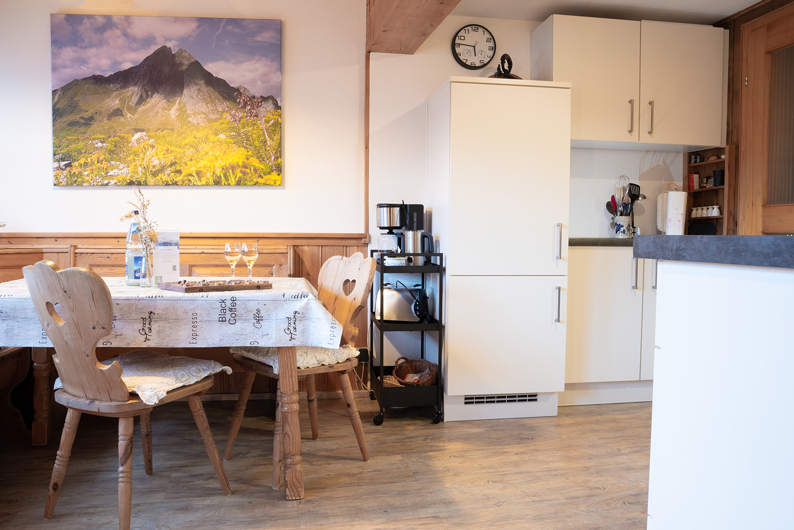Gemütliche und moderne helle Wohnküche in der FeWo Bergblick