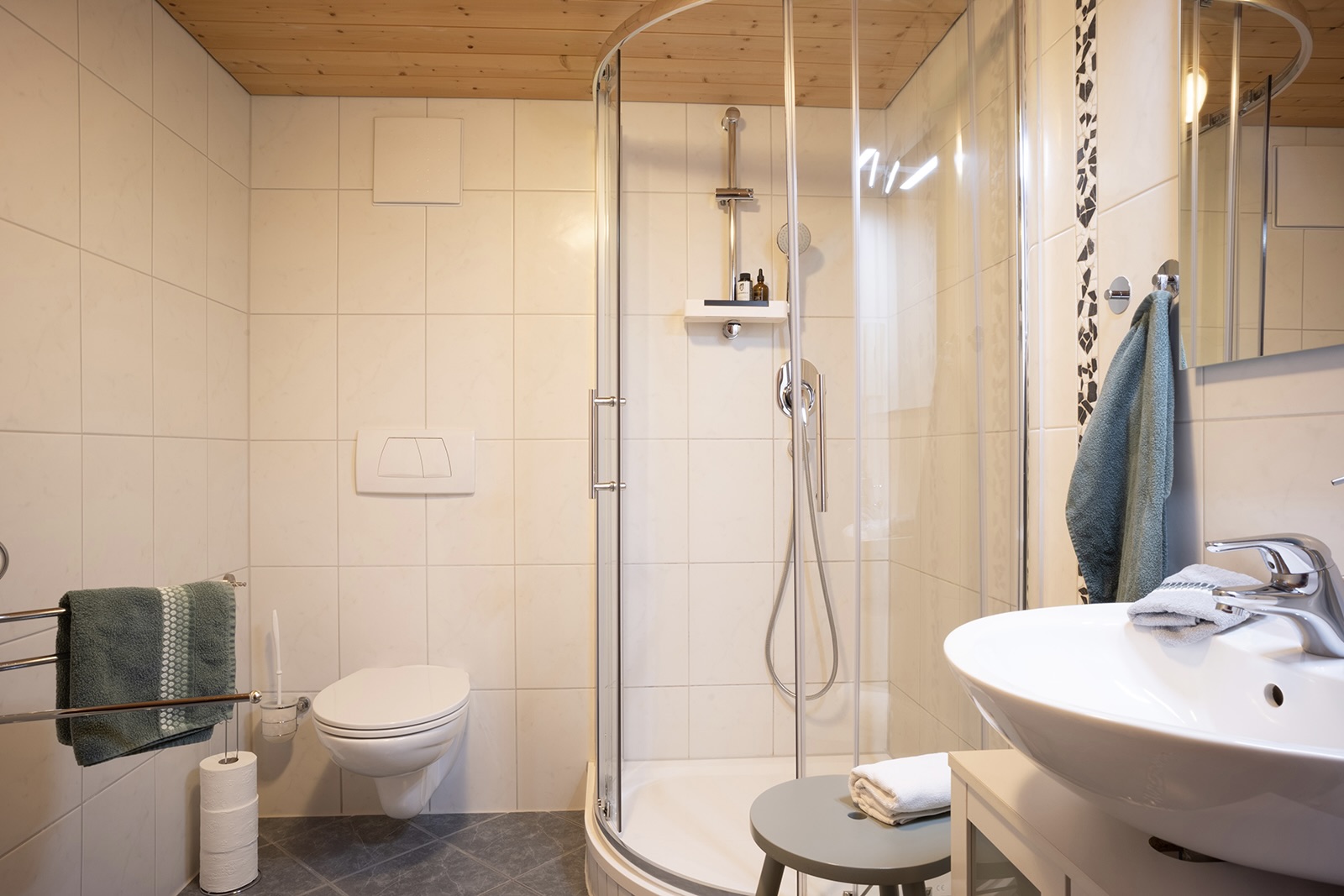 Modernes, innenliegendes Badezimmer mit WC und frisch sanierter Dusche.