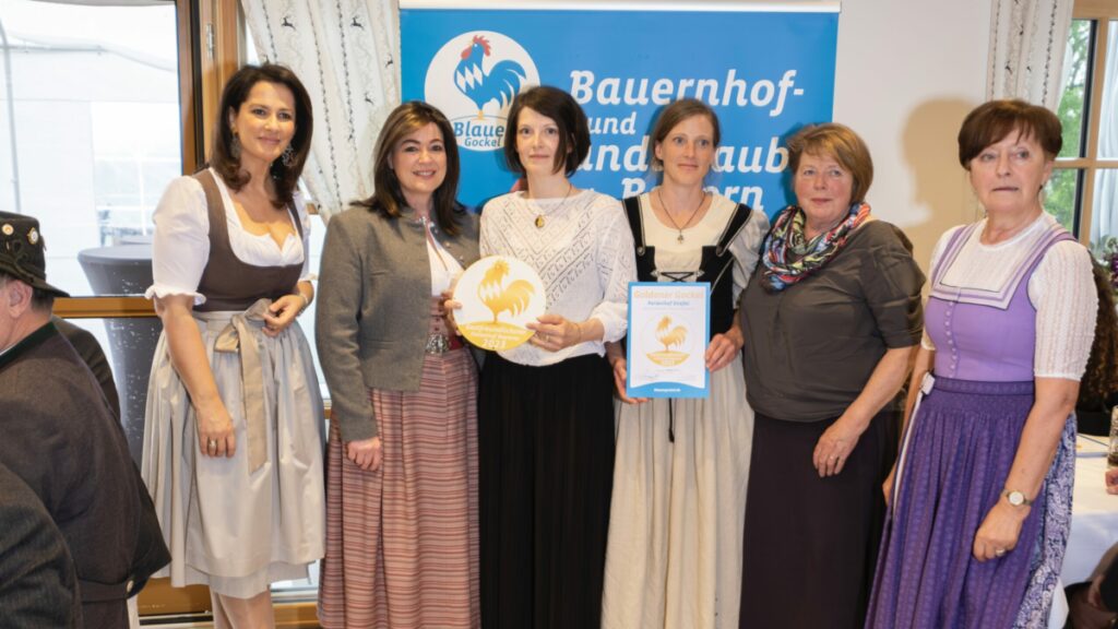 Staatsministerin Kaniber verleiht Familie Stiefel den Goldenen Gockel als gastfreundlichster Ferienhof Bayerns