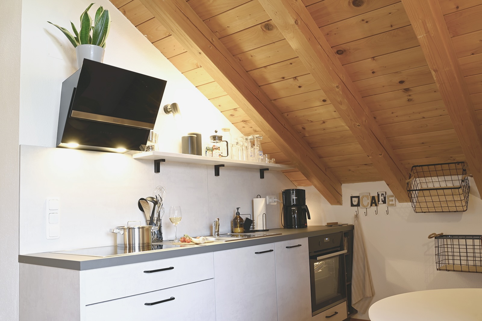 Neue und top ausgestattete Küchenzeile mit cleanem Look in Betonoptik